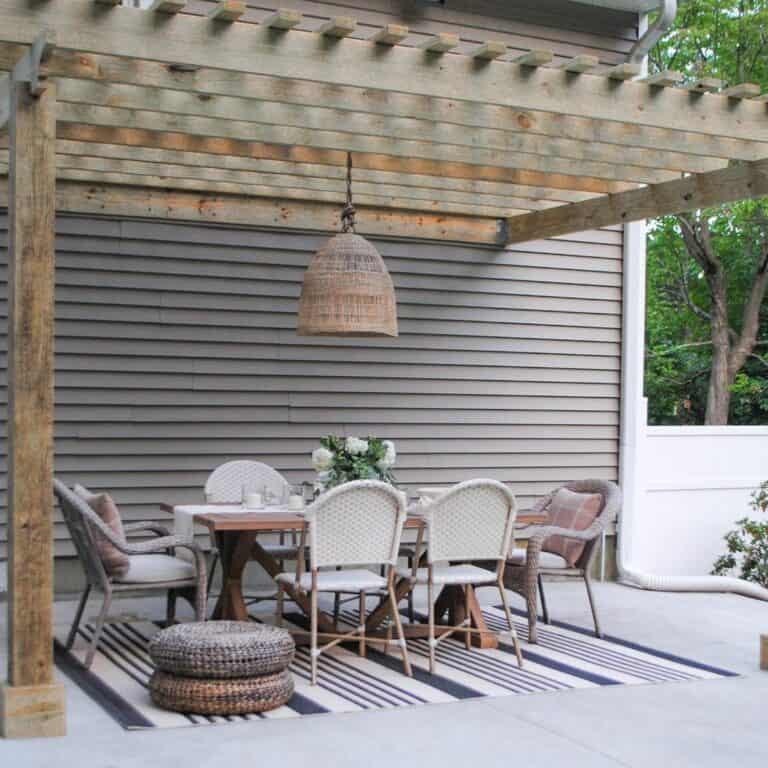 Concrete Patio Décor With Pergola