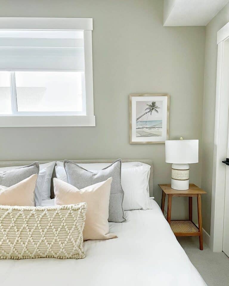 Comfy Beach-themed Bedroom With Simple Decorations