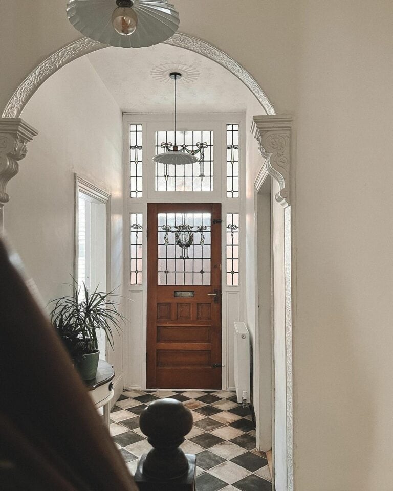 Decorative Arch With Traditional Style