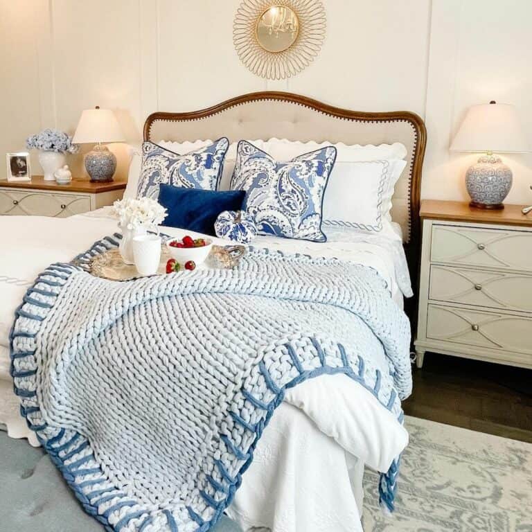 Blue and White Bedroom Décor With Matching Lamps