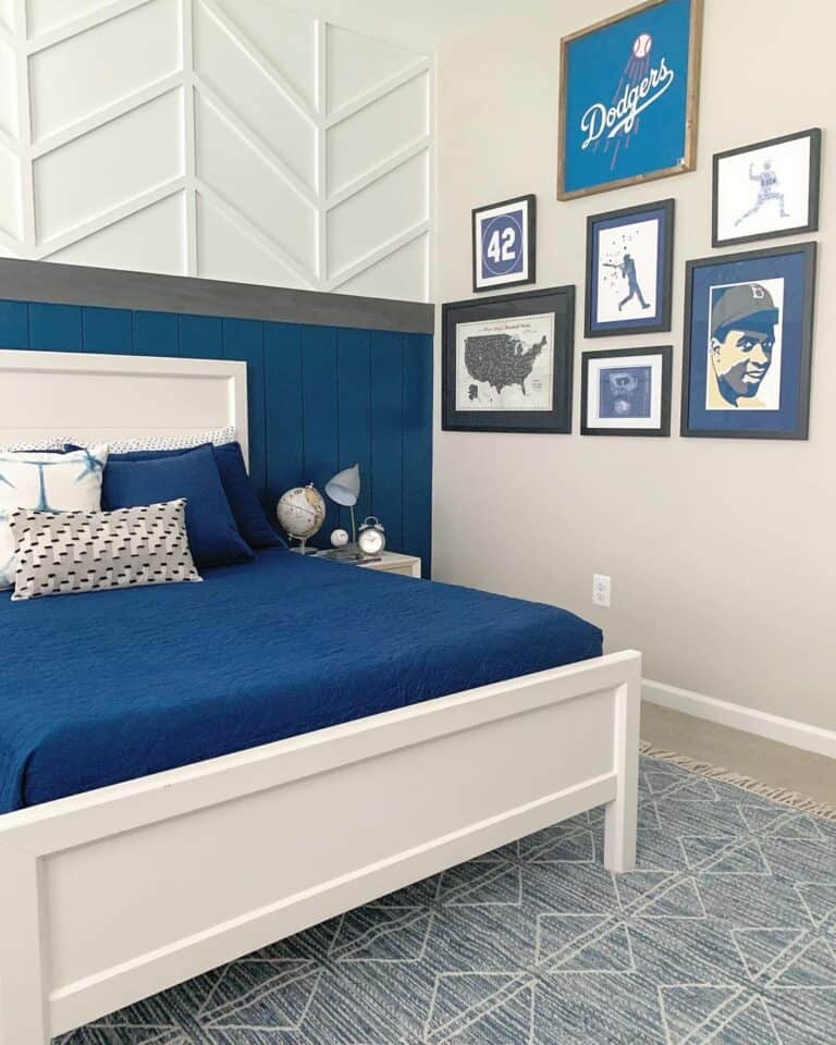 Beige Room with Blue Décor