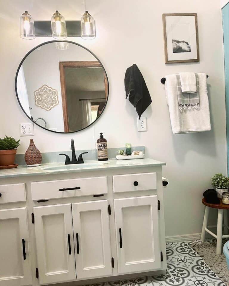 Cozy Traditional Bathroom