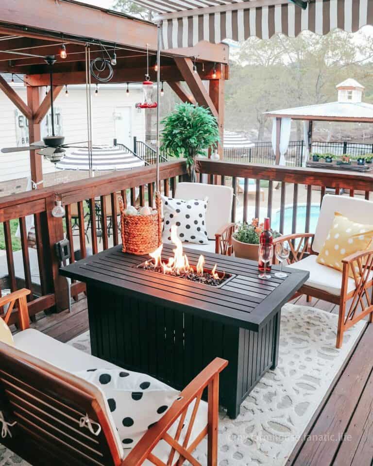 Relaxing Fire Pit With Outdoor Chairs