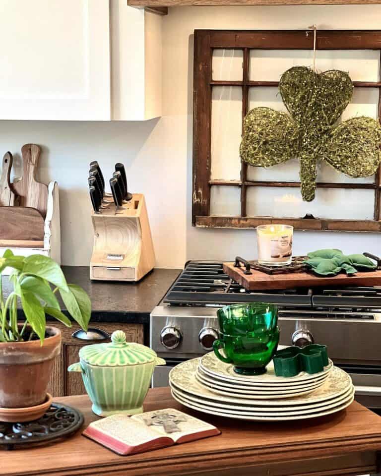 Versatile Kitchen Welcomes Festive Decorations