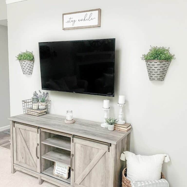 Farmhouse-inspired Living Room With Plants
