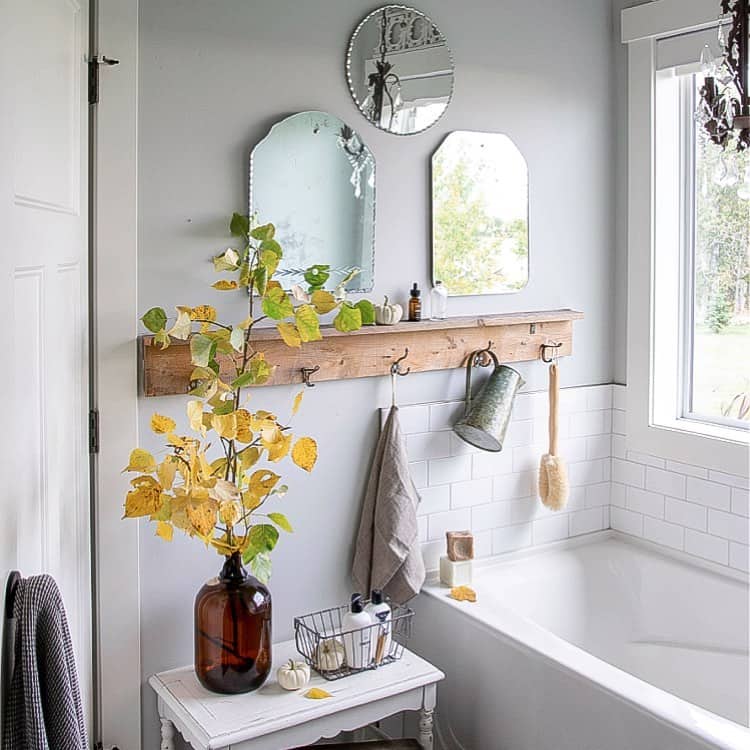 Farmhouse Decor Decorates a Charming Bathroom