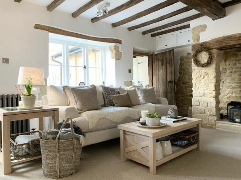 Light Wood Coffee Table With Country Cottage Décor