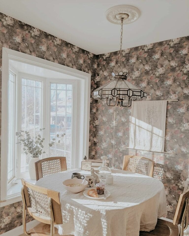 Bright Dining Room With a Mature Style