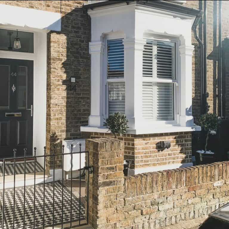 Victorian-style Columns Surround Bay Windows