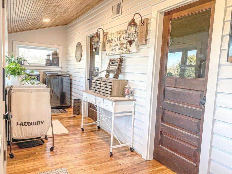 Rustic Decor for a Laundry Room