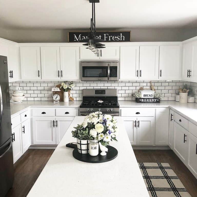 Black & White Farmhouse Kitchen Decor