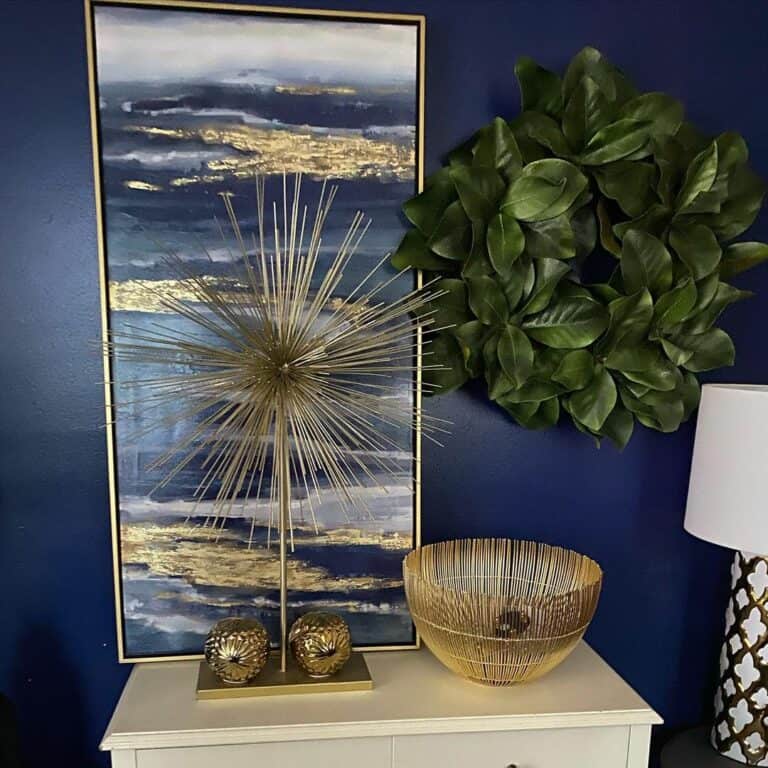 Modern Navy Blue Wall With Gold Décor