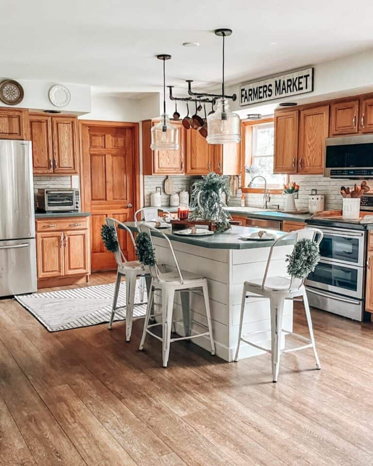 Wood Cabinets Bring Warmth to a Kitchen