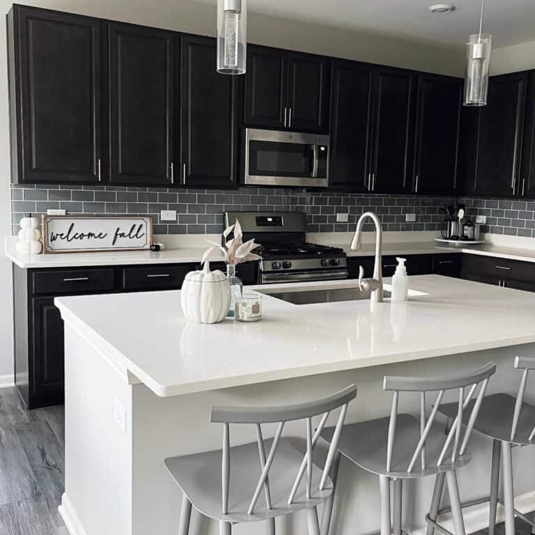 Contemporary Kitchen Décor with Contrast