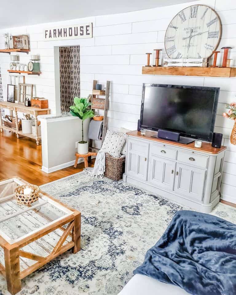 Warm Farmhouse Living Room With Vintage Style Décor