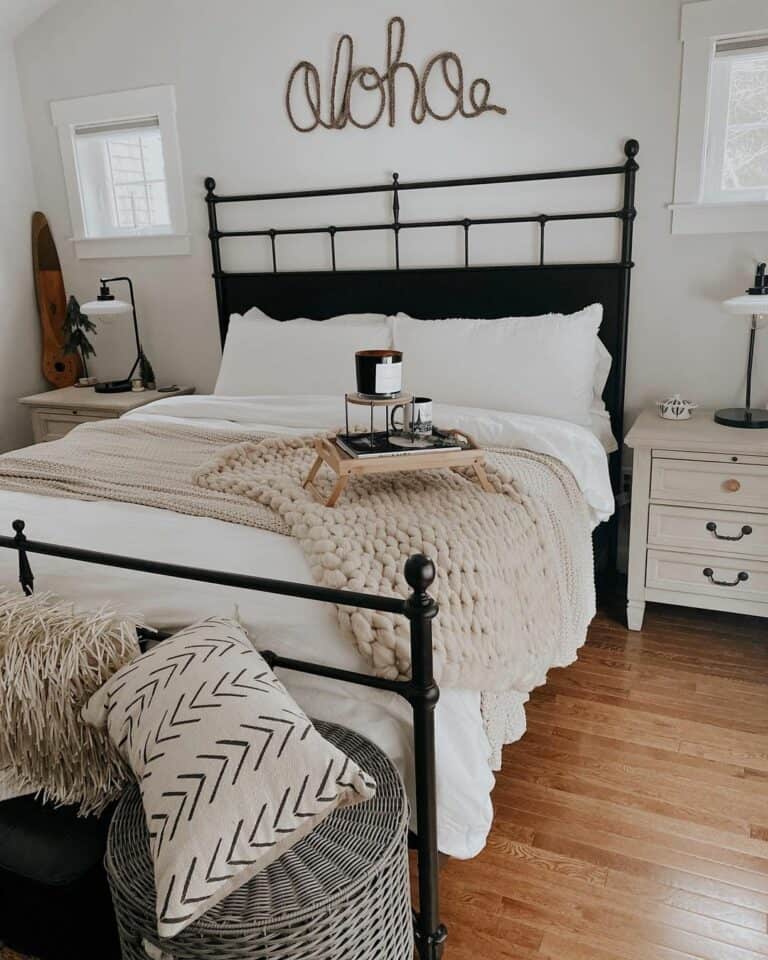 Farmhouse Bedroom With Bed Décor