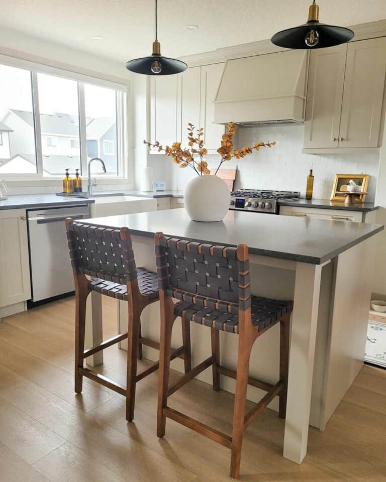 Neutral Home Décor for Farmhouse Kitchen