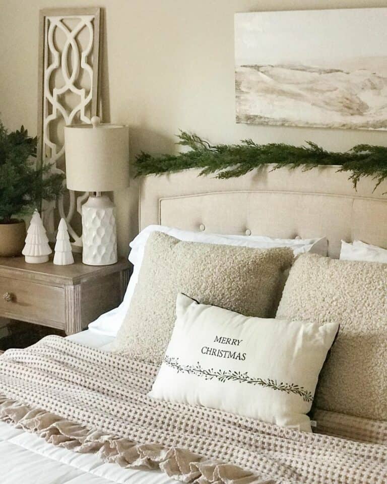 Comfortable and Neutral Bedroom Décor