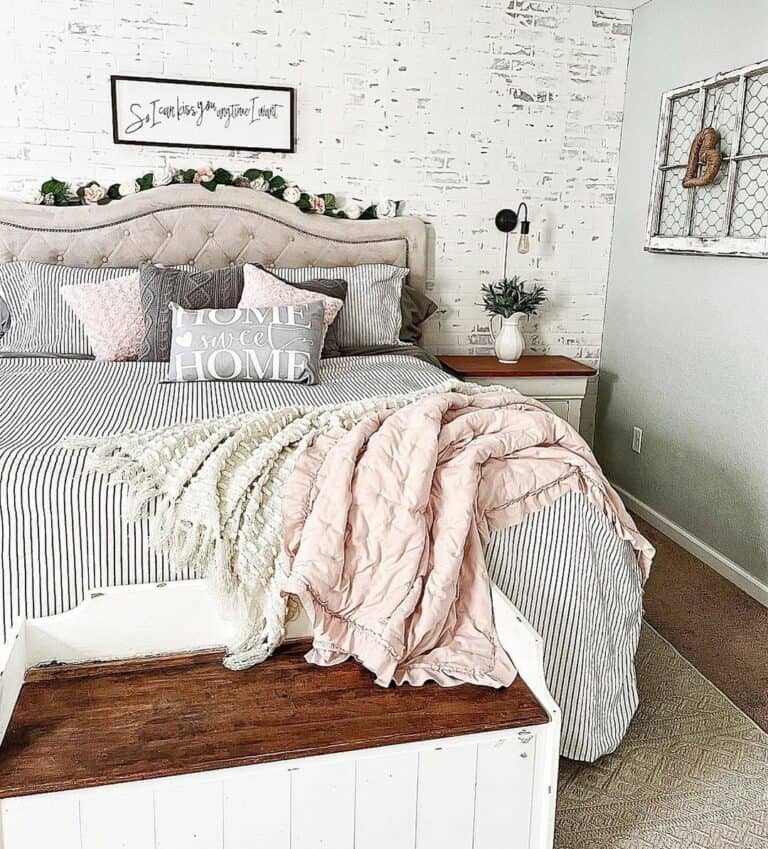 Plushy Pinstripe Romantic Décor