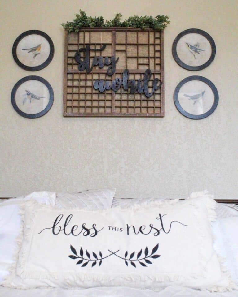 Cozy Farmhouse Bedroom Wall Décor Inspiration