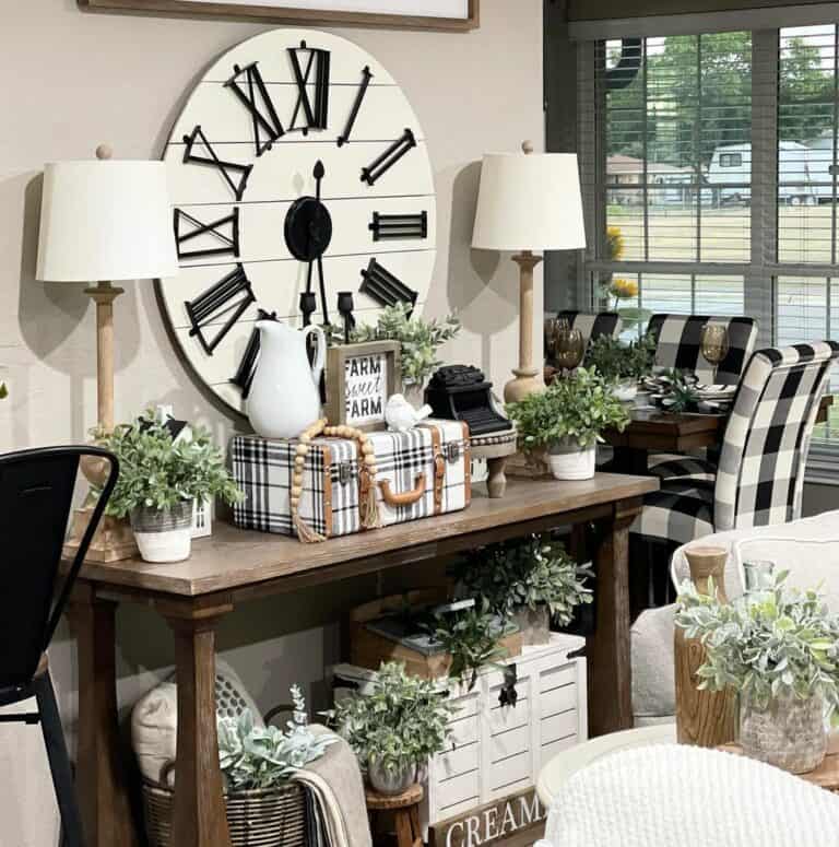 Black and White Vintage Farmhouse Décor