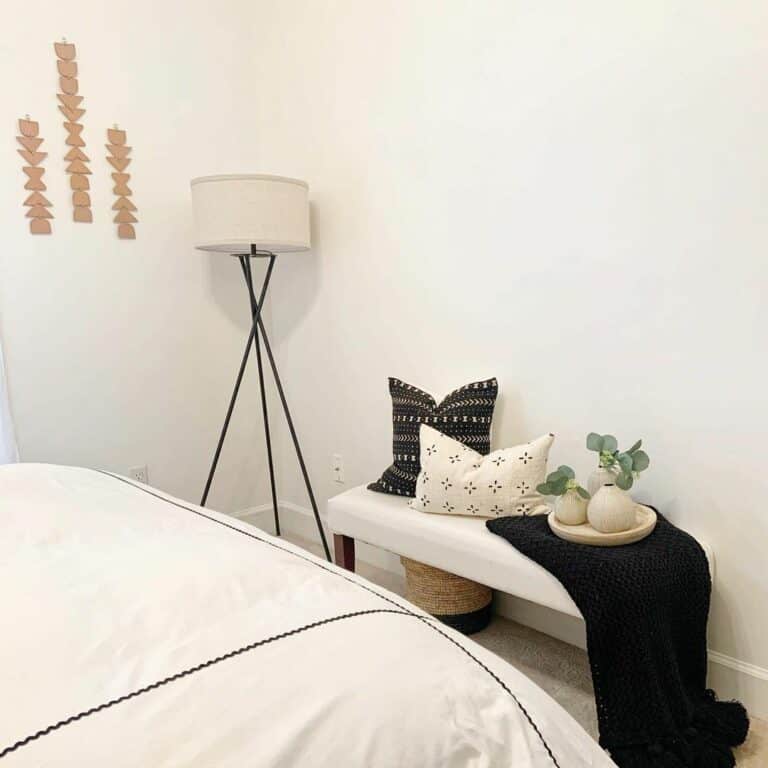 Modern Farmhouse Bedroom With Bench Décor