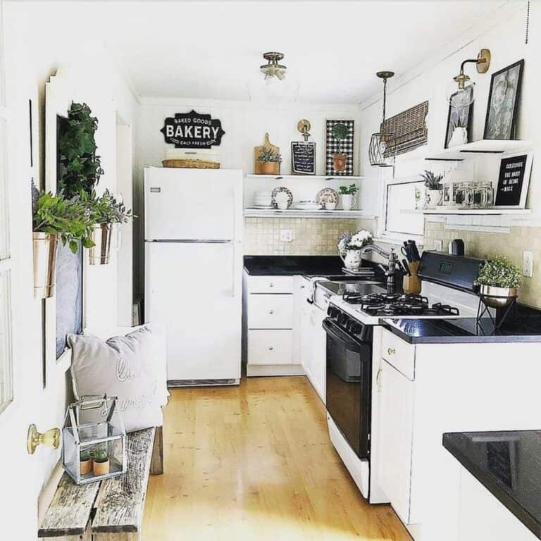 Farmhouse Kitchen With Rustic Décor