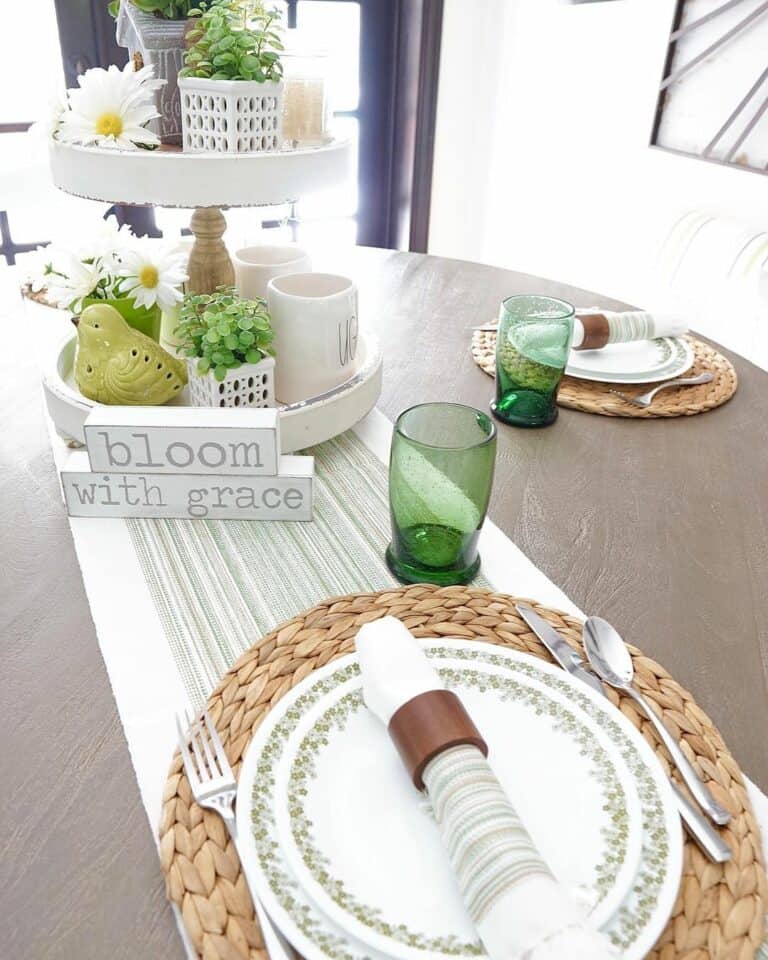 Minimalist Outdoor Everyday Table Setting Ideas
