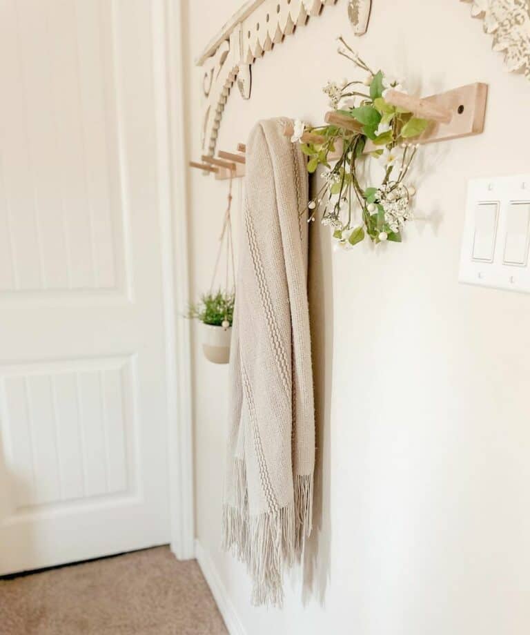 Dainty Wall Décor in Neutral Bathroom