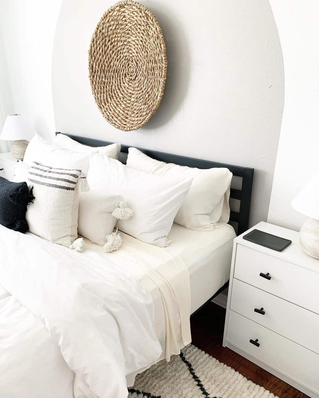 Round Woven Basket as Large Wall Décor Ideas