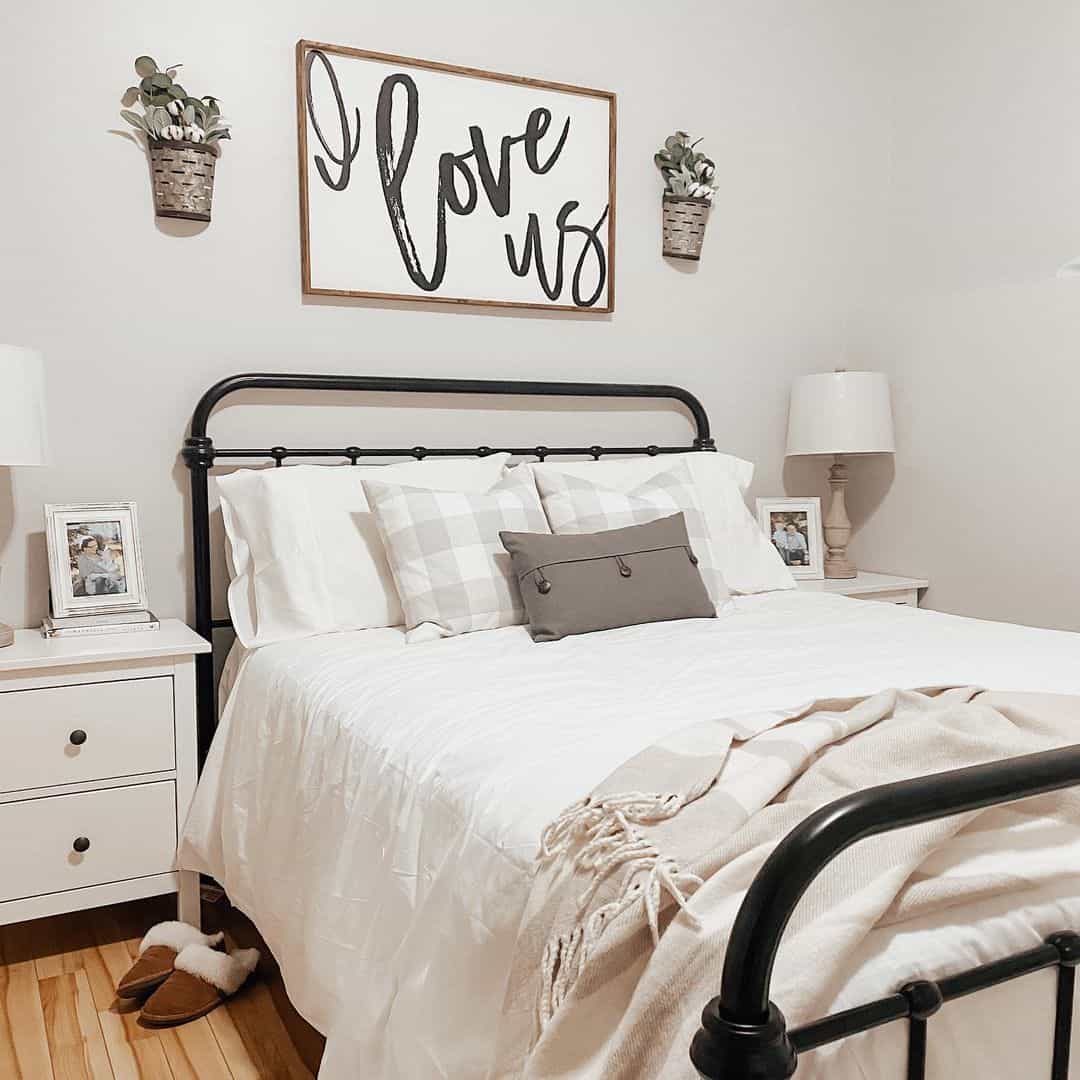 Large Wall Décor Ideas in Relaxing Bedroom