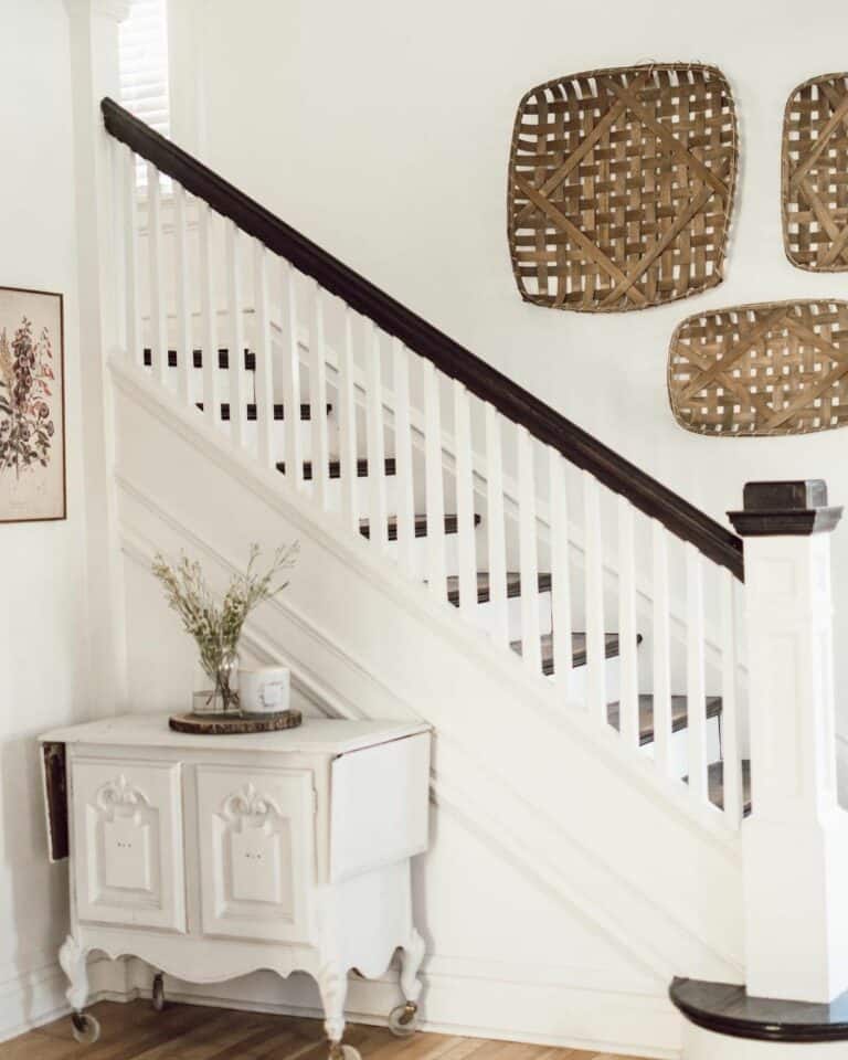 Farmhouse Staircase Idea With Wall Décor