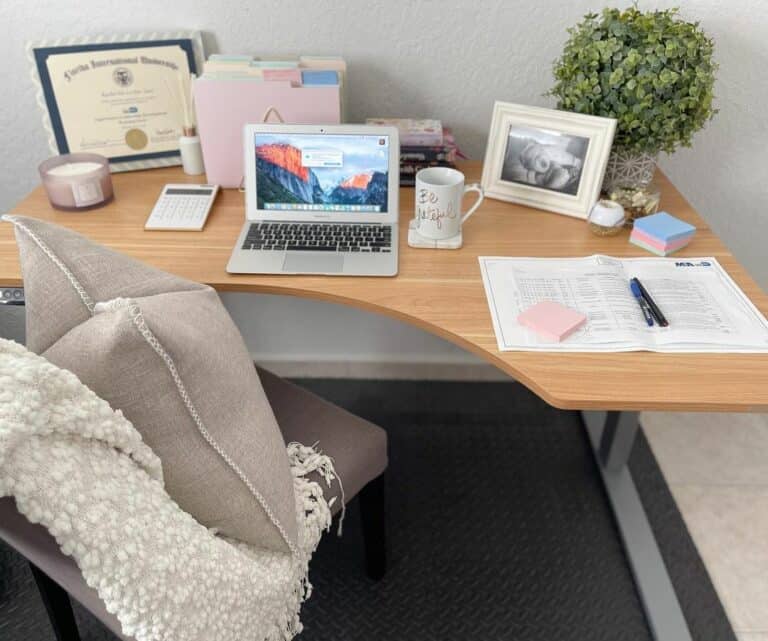 Trendy Farmhouse Office Décor Idea