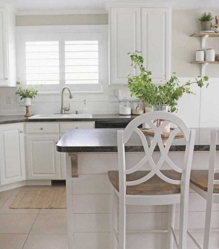 White Breakfast Bar Ideas for Kitchens