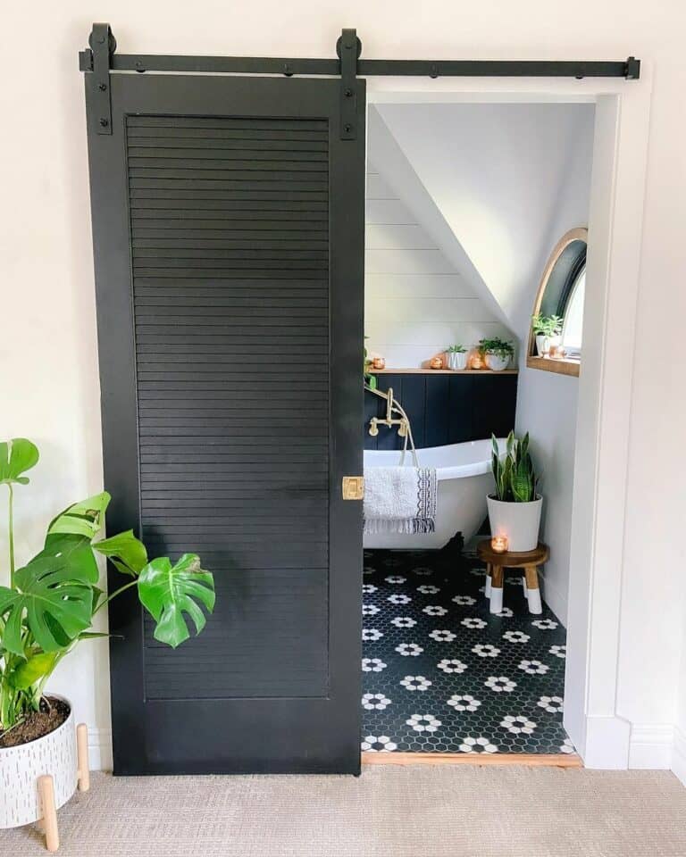 Chic Styling Ideas for Compact Bathroom