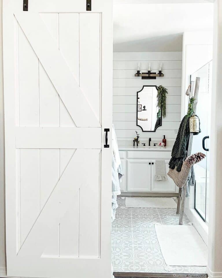 Subtle Winter Touches in Compact Bathroom