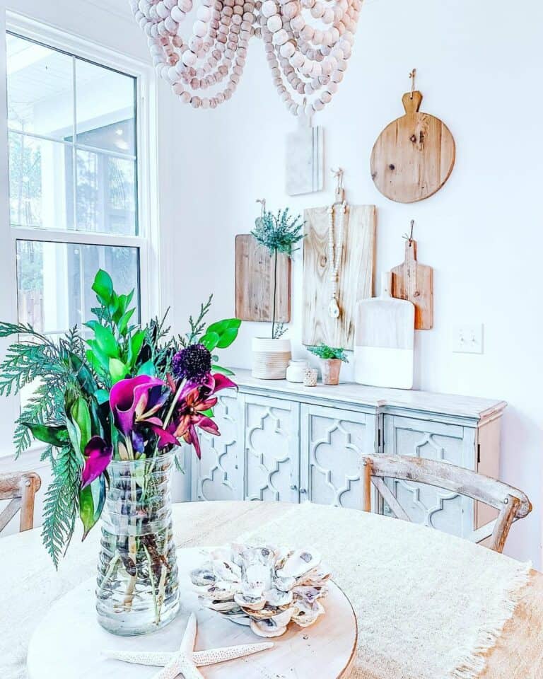 Feminine Coastal Décor Ideas for a Dining Room