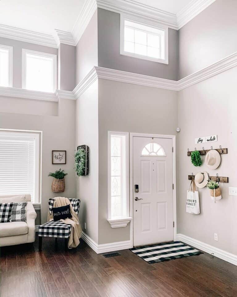 Plaid Accessories and Entrance Wall Décor Ideas